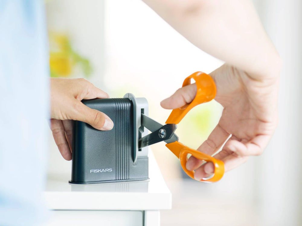 Fiskars comparaison de taille montrant l'aiguiseur compact 4 cm facile à ranger