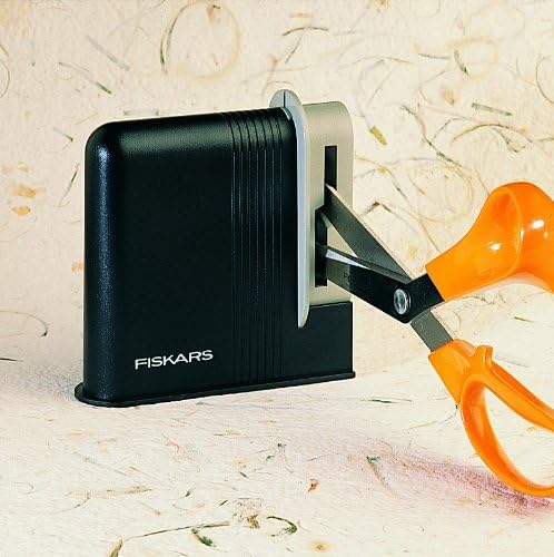 Fiskars détail de la poignée offrant stabilité et confort pour droitiers et gauchers