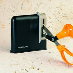 Fiskars détail de la poignée offrant stabilité et confort pour droitiers et gauchers