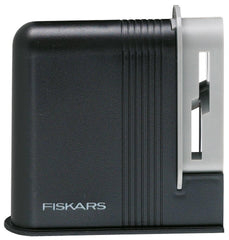 Fiskars vue avant de l'aiguiseur Clip-Sharp montrant design compact et prise sûre