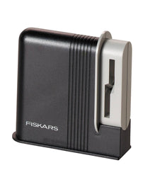 Fiskars gros plan du mécanisme d'affûtage illustrant réaffûtage rapide et précis