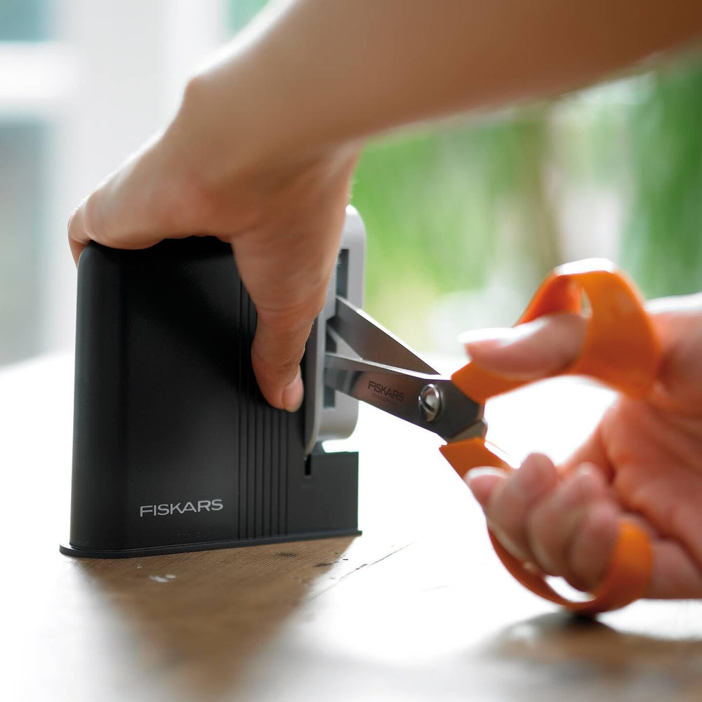 Fiskars mise en scène atelier montrant usage quotidien par bricoleur ou couturier