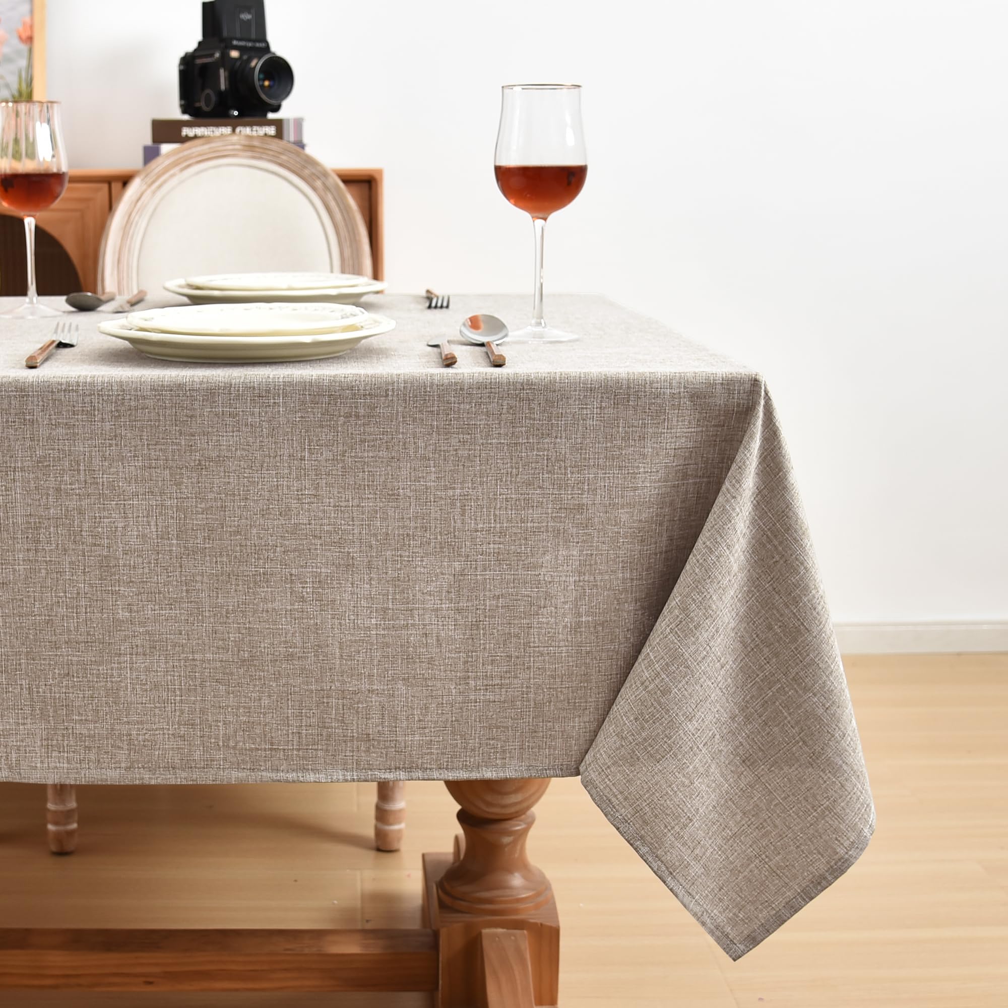 Fitable nappe posée sur buffet illustrant protection pour service