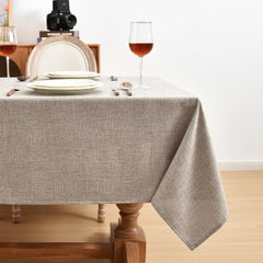 Fitable nappe posée sur table en situation de réception pour un rendu chaleureux
