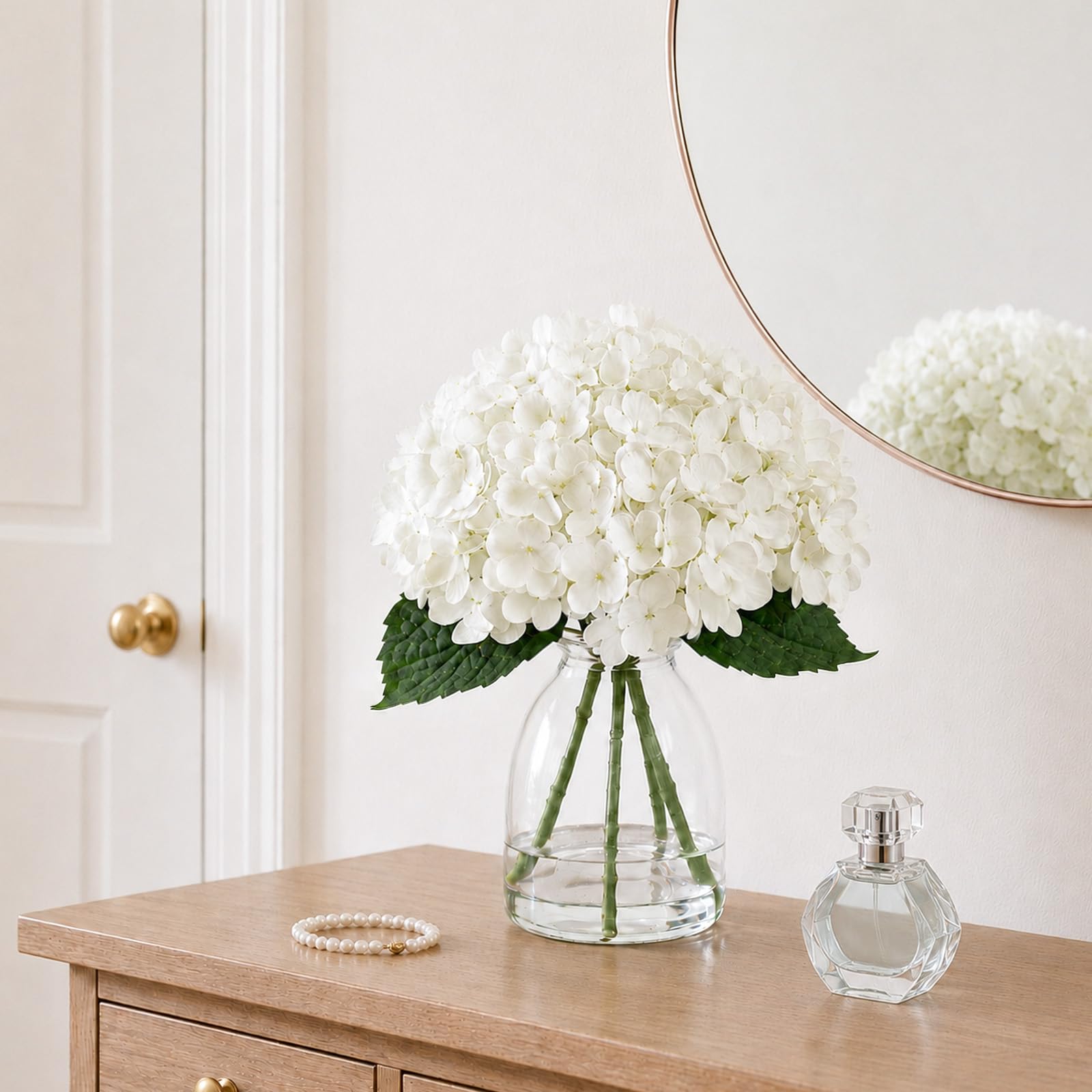 FLEURIFI arrangement dans un salon moderne apportant chaleur décorative
