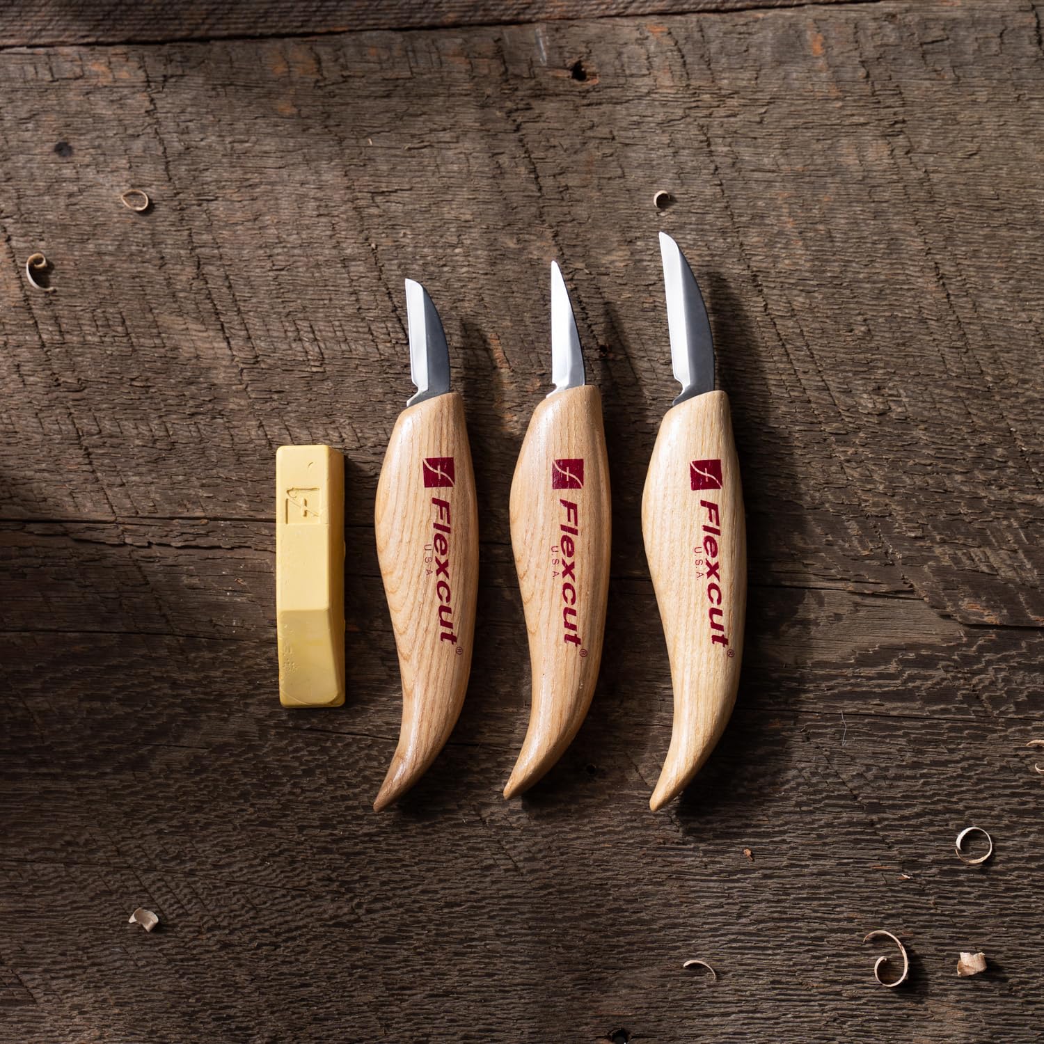 Flexcut couteau en usage dans un atelier, précision et maniabilité