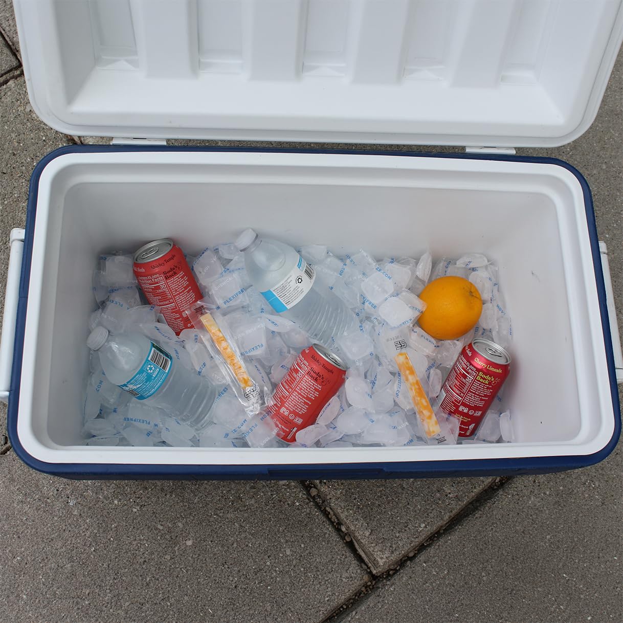 FlexiFreeze comparaison de taille des cubes avec une main, évalue l'échelle utile