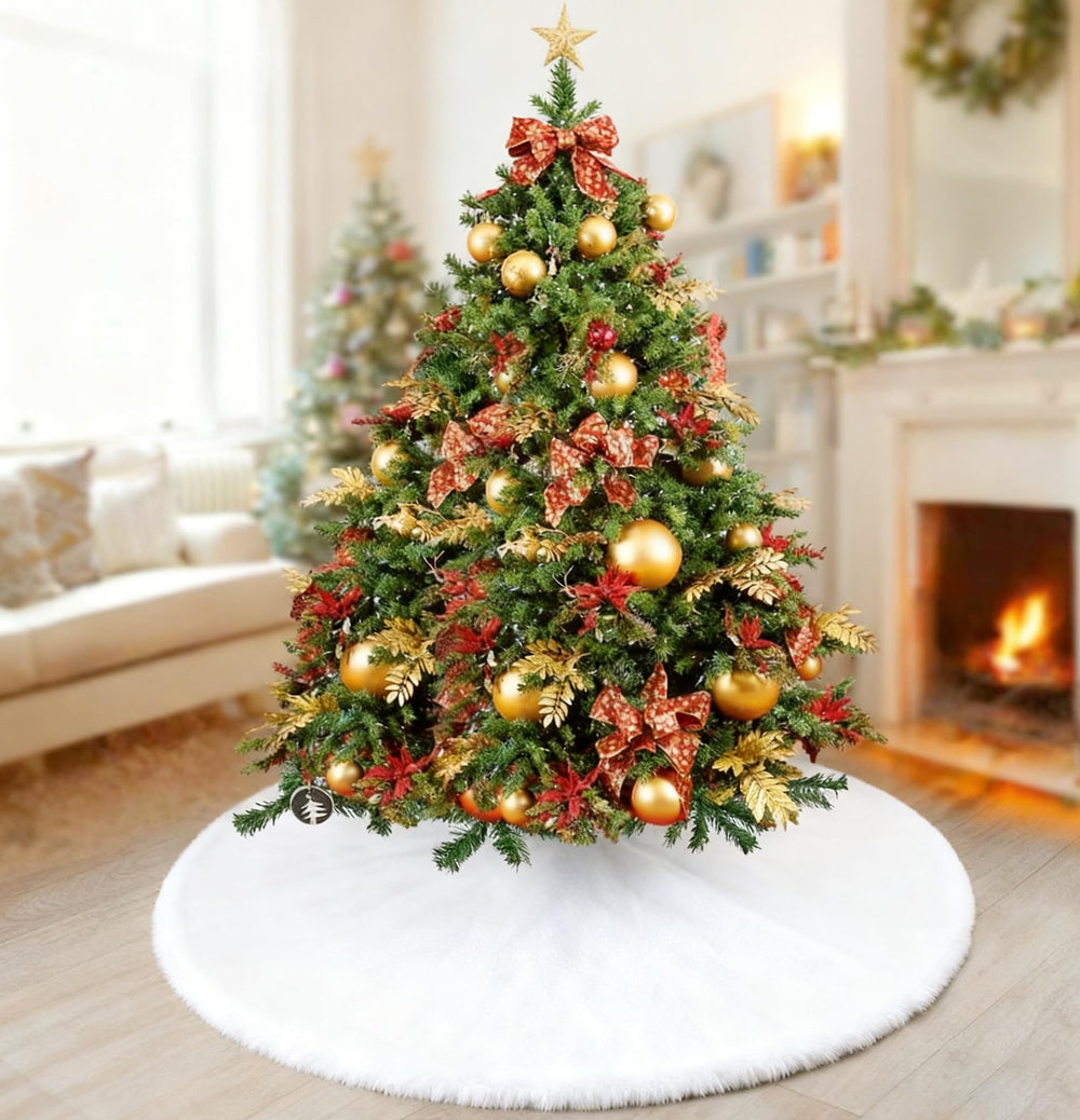 floenam animal domestique confortable allongé sur la jupe de sapin