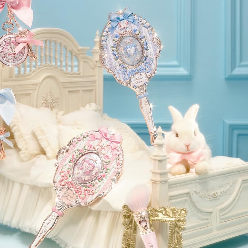 Flower Knows posé sur coiffeuse apporte style romantique