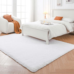 Fluffyrug tapis placé au côté du lit illustrant chaleur et ambiance chambre