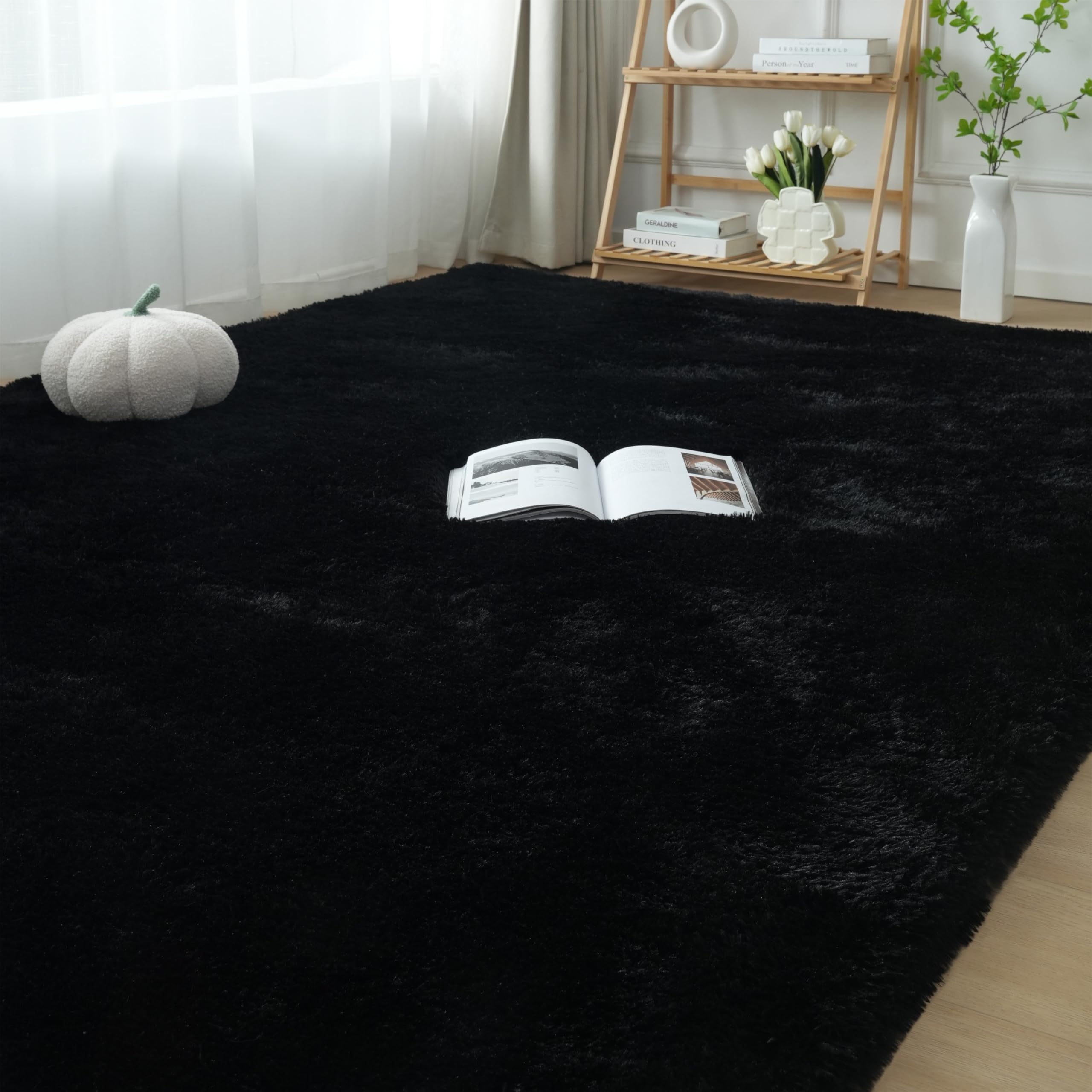 Fluffyrug vue frontale du tapis noir 5x7 montrant finition moelleuse