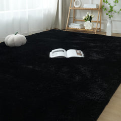 Fluffyrug vue frontale du tapis noir 5x7 montrant finition moelleuse