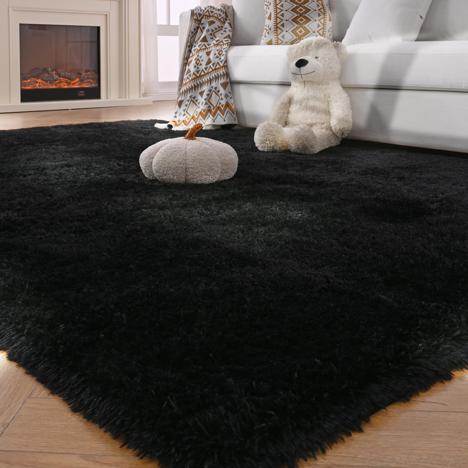 Fluffyrug tapis noir stylisé dans un salon apportant chaleur décorative