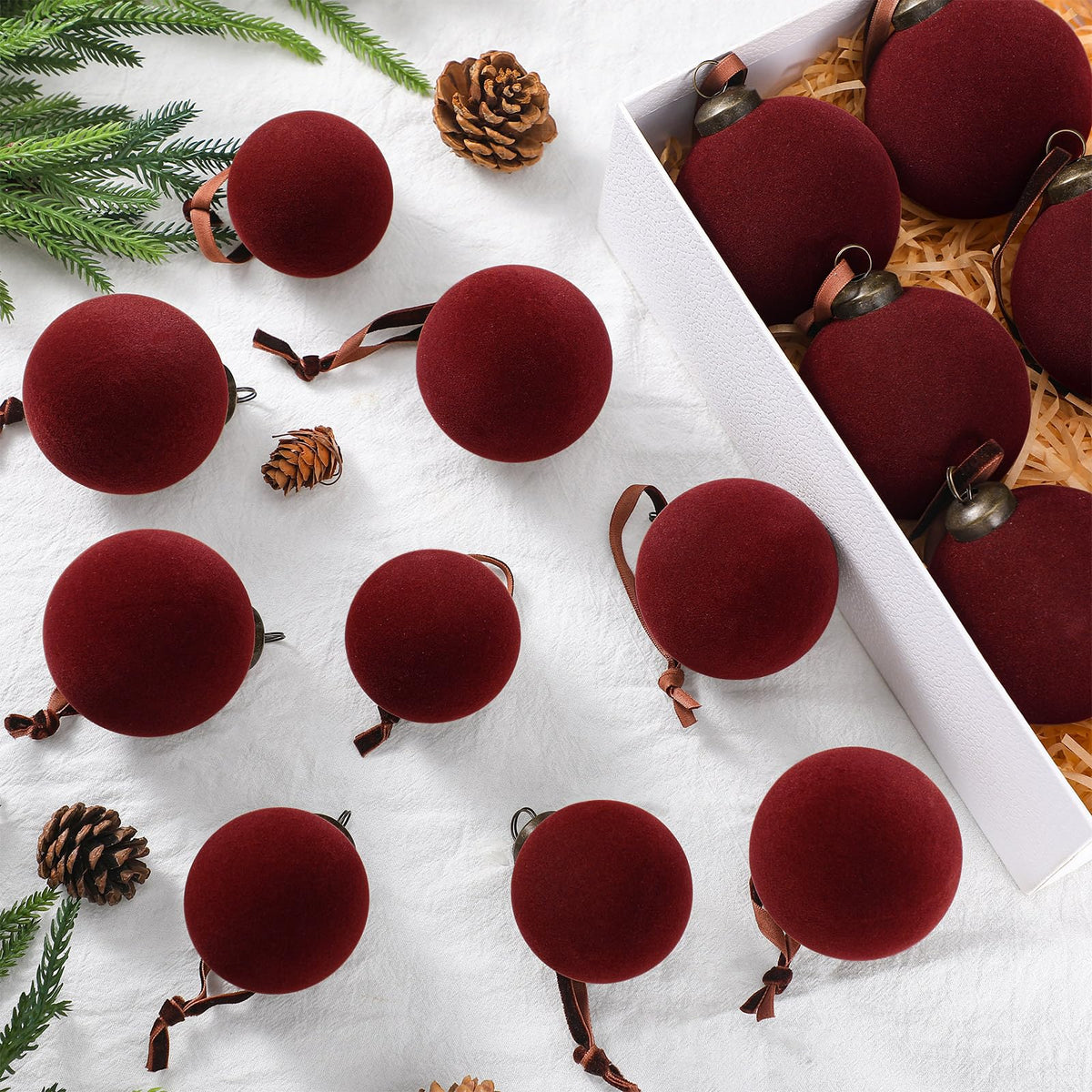 Foilswirl boules velours devant montrant la couleur bordeaux et l'élégance