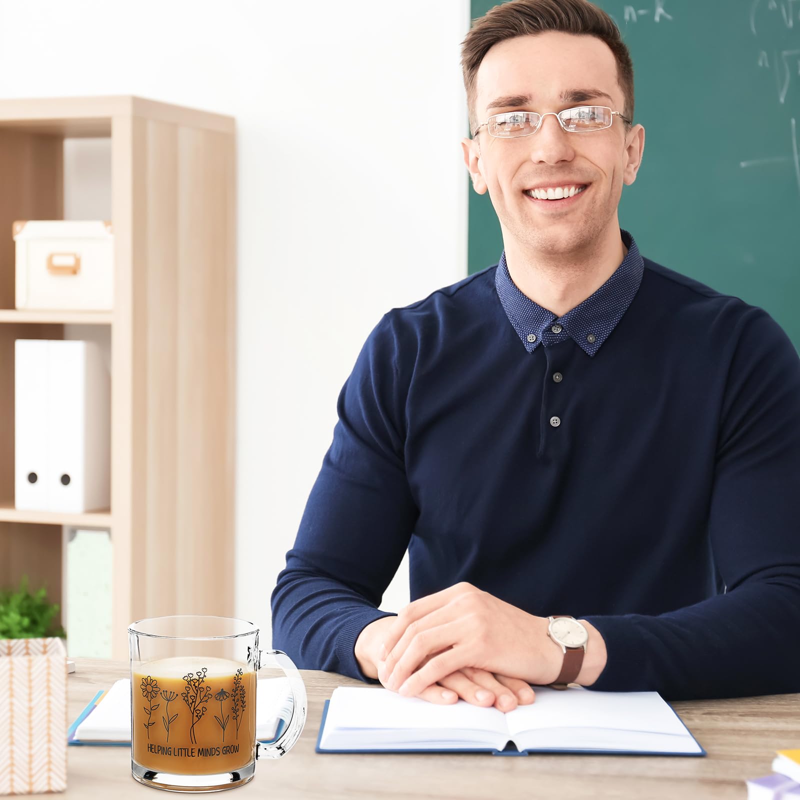 FoldTier mug tenu en main pour illustrer l'échelle et l'ergonomie