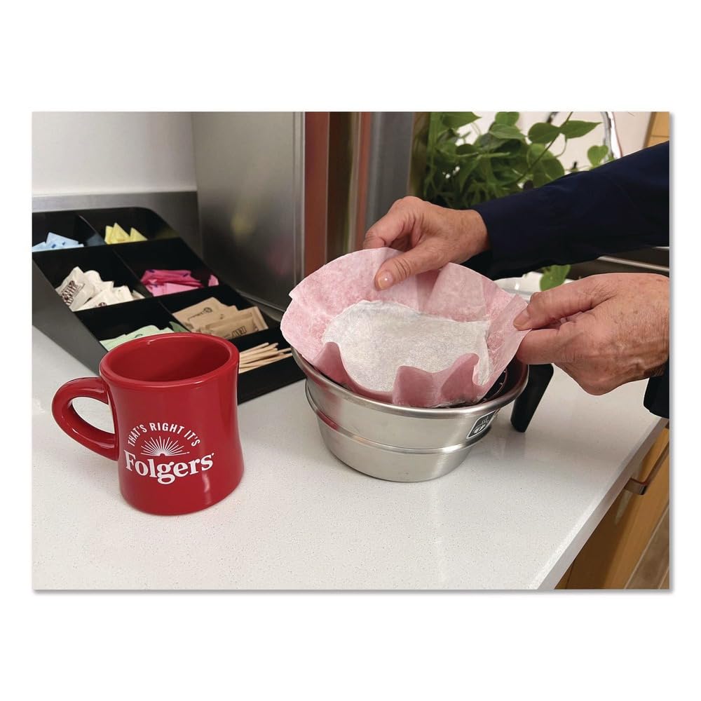 Folgers café versé dans une tasse, résultat aromatique constant