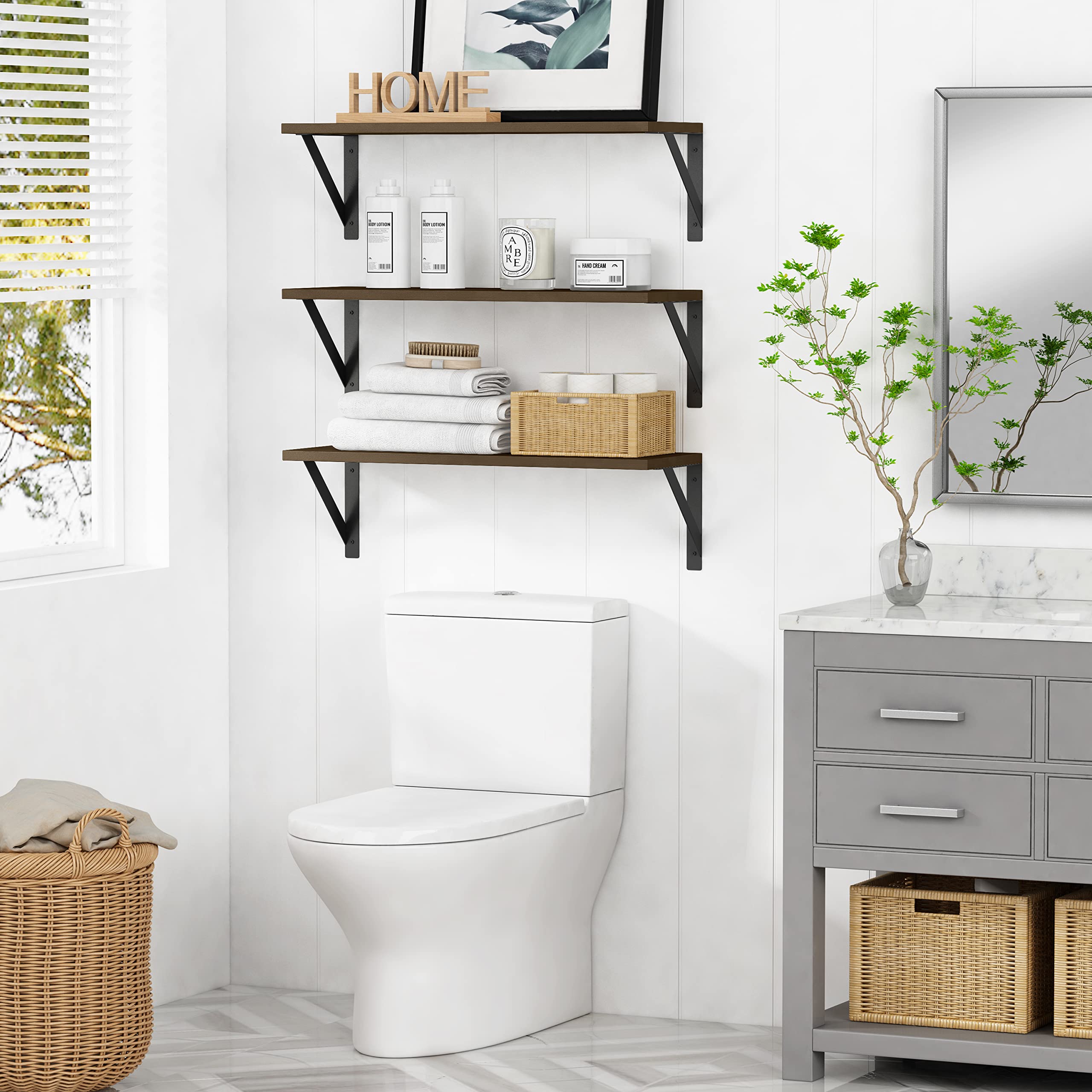 Forbena étagère montrée à l'échelle près d'un fauteuil, dimensions claires