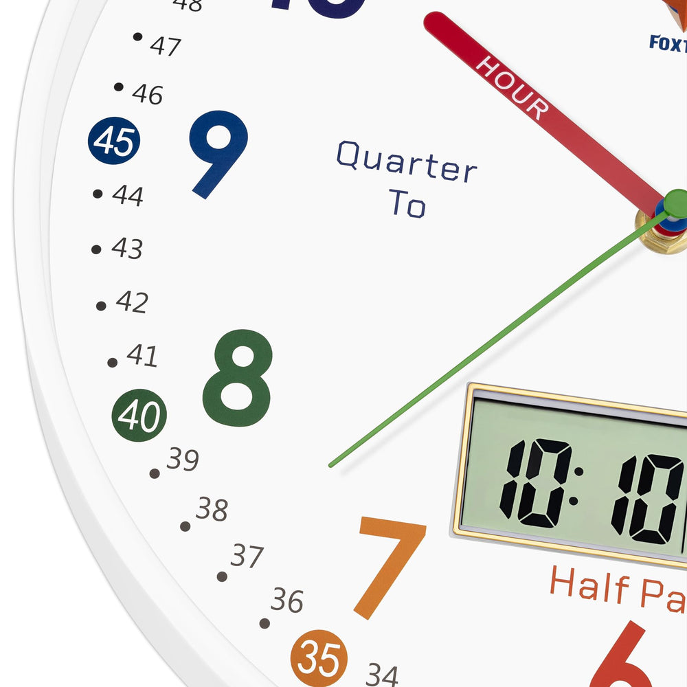 Foxtop enfant apprend l'heure avec horloge pour pratique active
