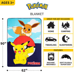 Franco enfant emmitouflé dans la couverture Pokémon pour un sommeil réconfortant