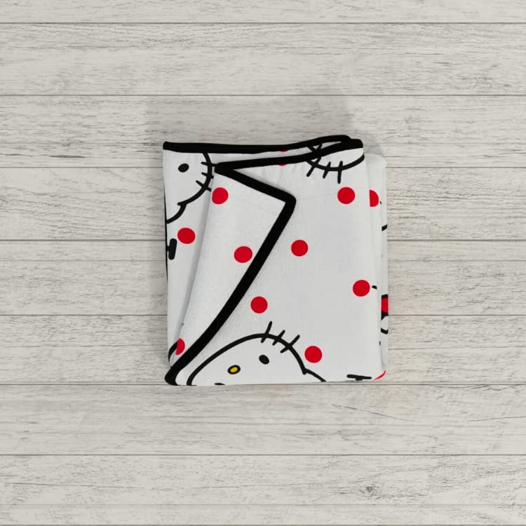 Franco enfant lisant sous la couverture Hello Kitty pour coin lecture chaleureux