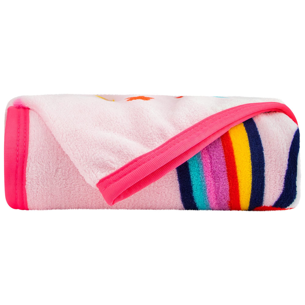 Franco plaid disposé sur lit d'enfant apportant chaleur et décoration