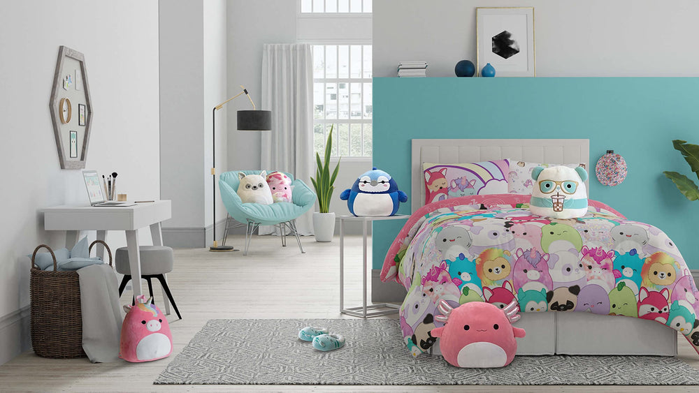 Franco Squishmallows ensemble posé sur lit twin illustrant l’ajustement et style