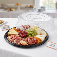 Frcctre plateau avec assortiment de fromages et charcuterie, présentation professionnelle
