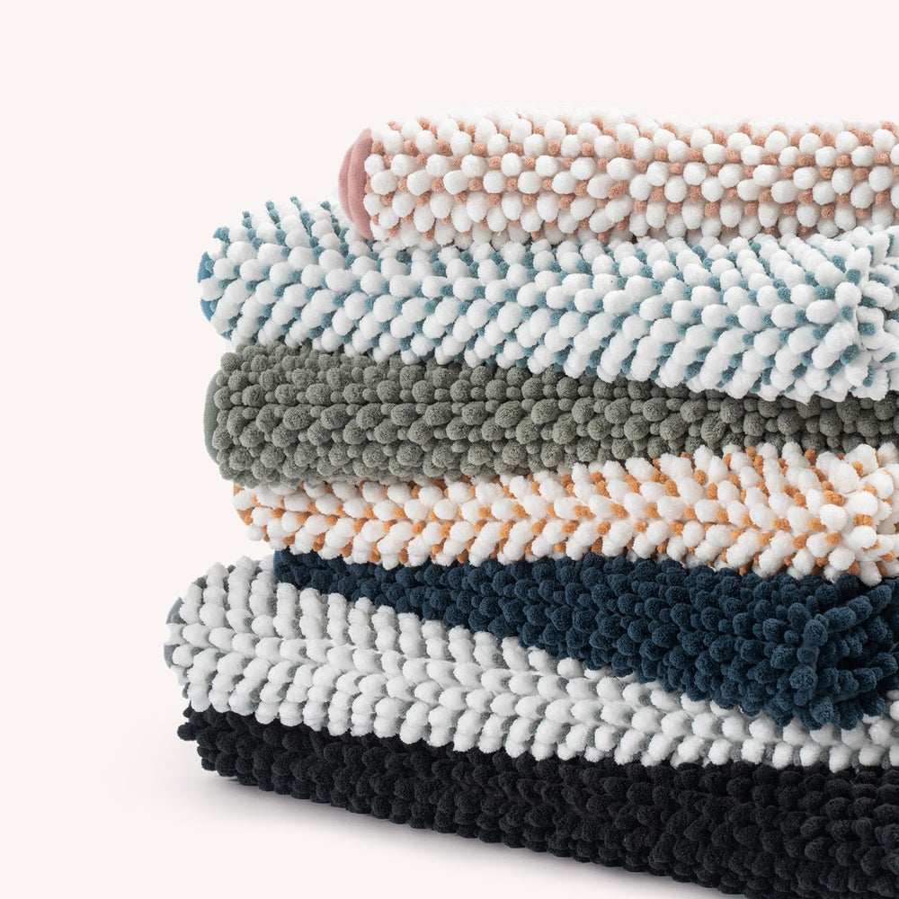Tapis FRESHMINT plié sortant de la machine, évidence d'un entretien simple et tenue des couleurs