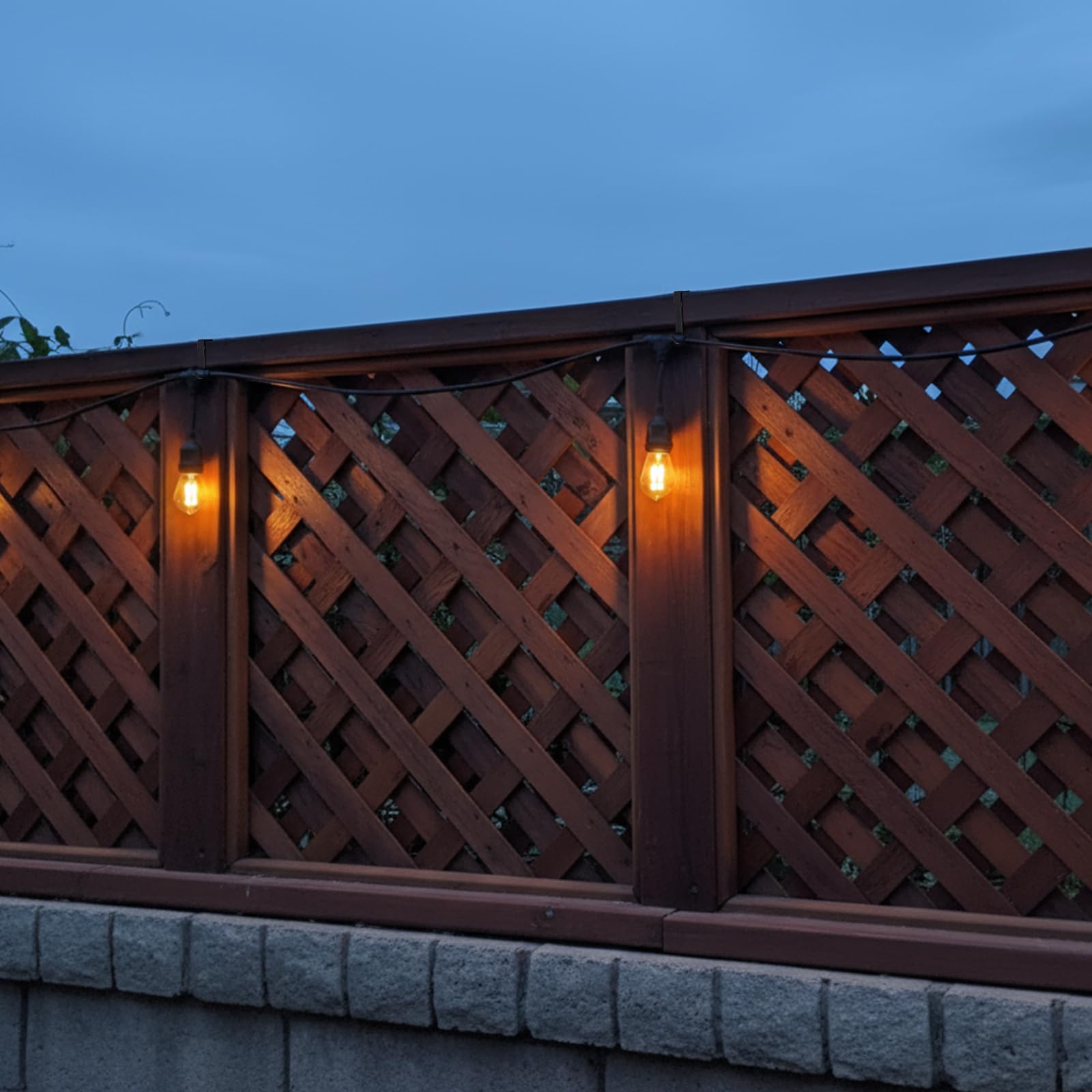 Frienda scène terrasse décorée par des lumières facilité d’installation