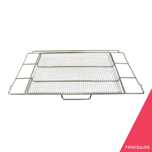 Frigidaire panier perforé gros plan qui favorise circulation d'air et croustillant