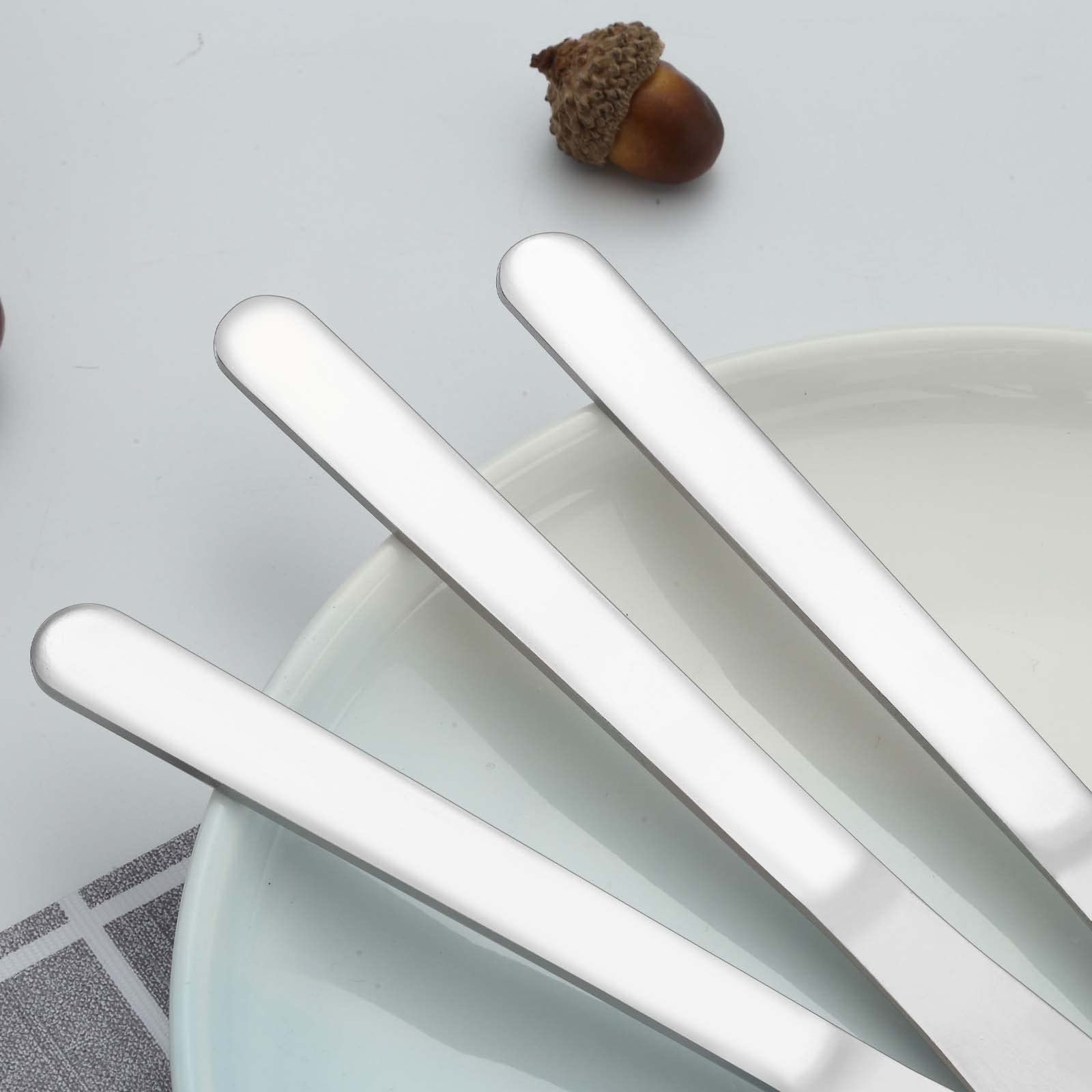 Funnydin couteau en usage sur assiette facilitant la découpe des aliments
