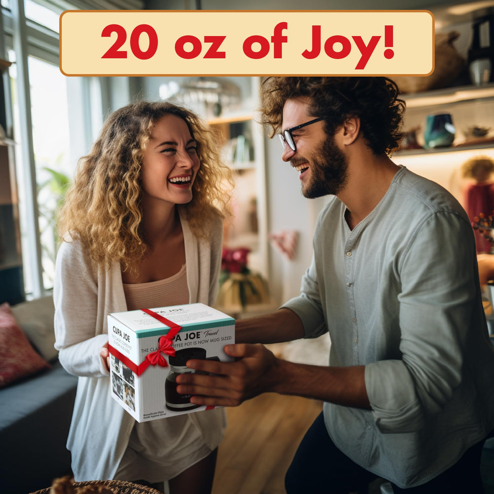 Funwares Cupa Joe comparaison de taille à côté d'une tasse standard pour échelle
