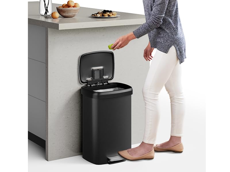 Garvee dans une cuisine moderne noire intégrée pour esthétique domestique