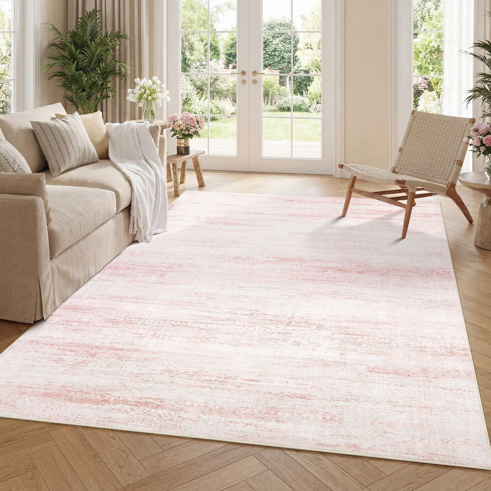Garvee tapis 5x7 placé près d'un canapé pour comparaison d'échelle pratique