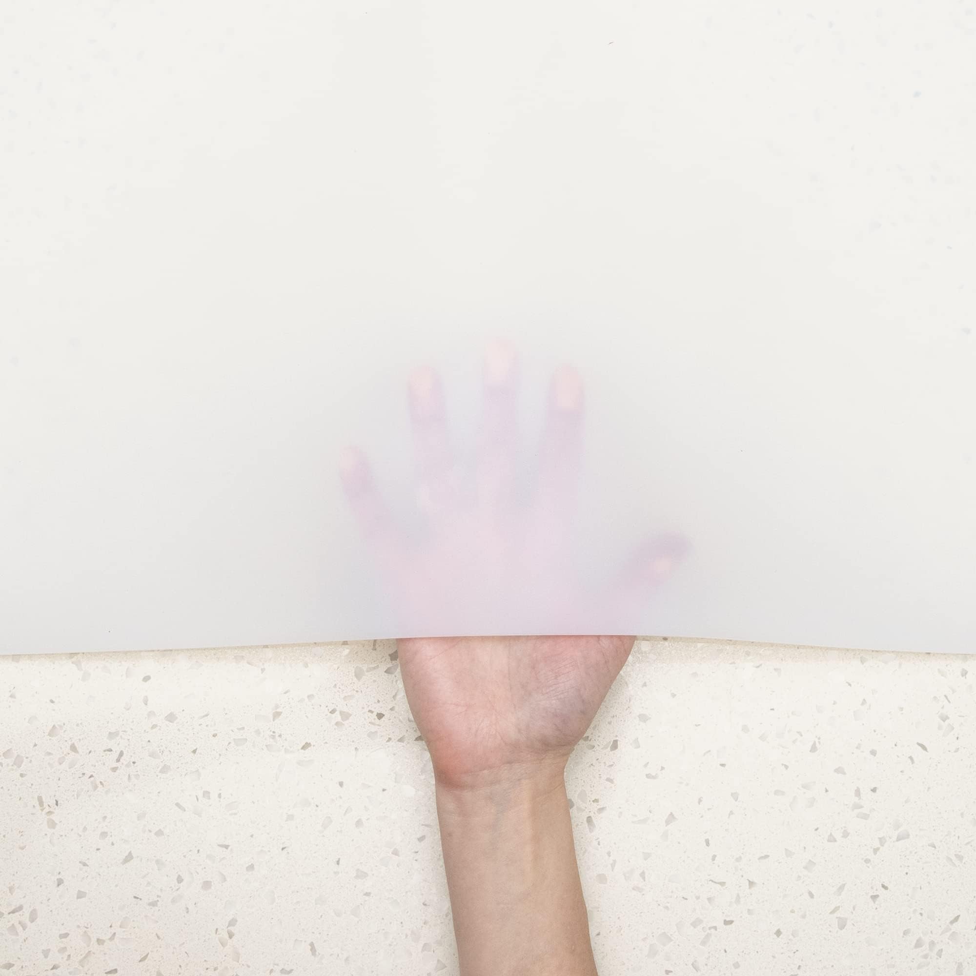 GASARÉ tapis semi-transparent s'intègre au décor de cuisine