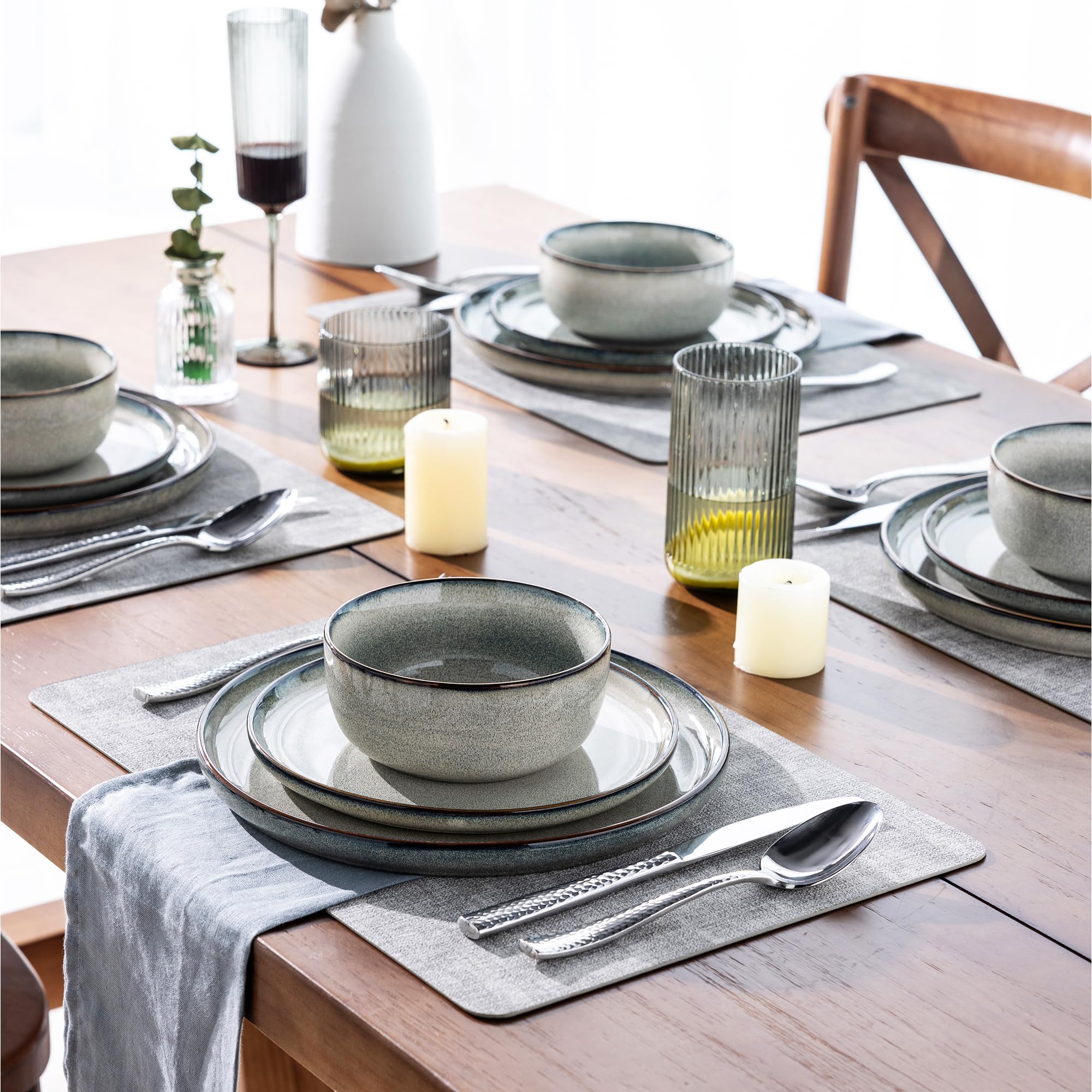 GBhome assiette posée près d'une main pour comparaison d'échelle pratique