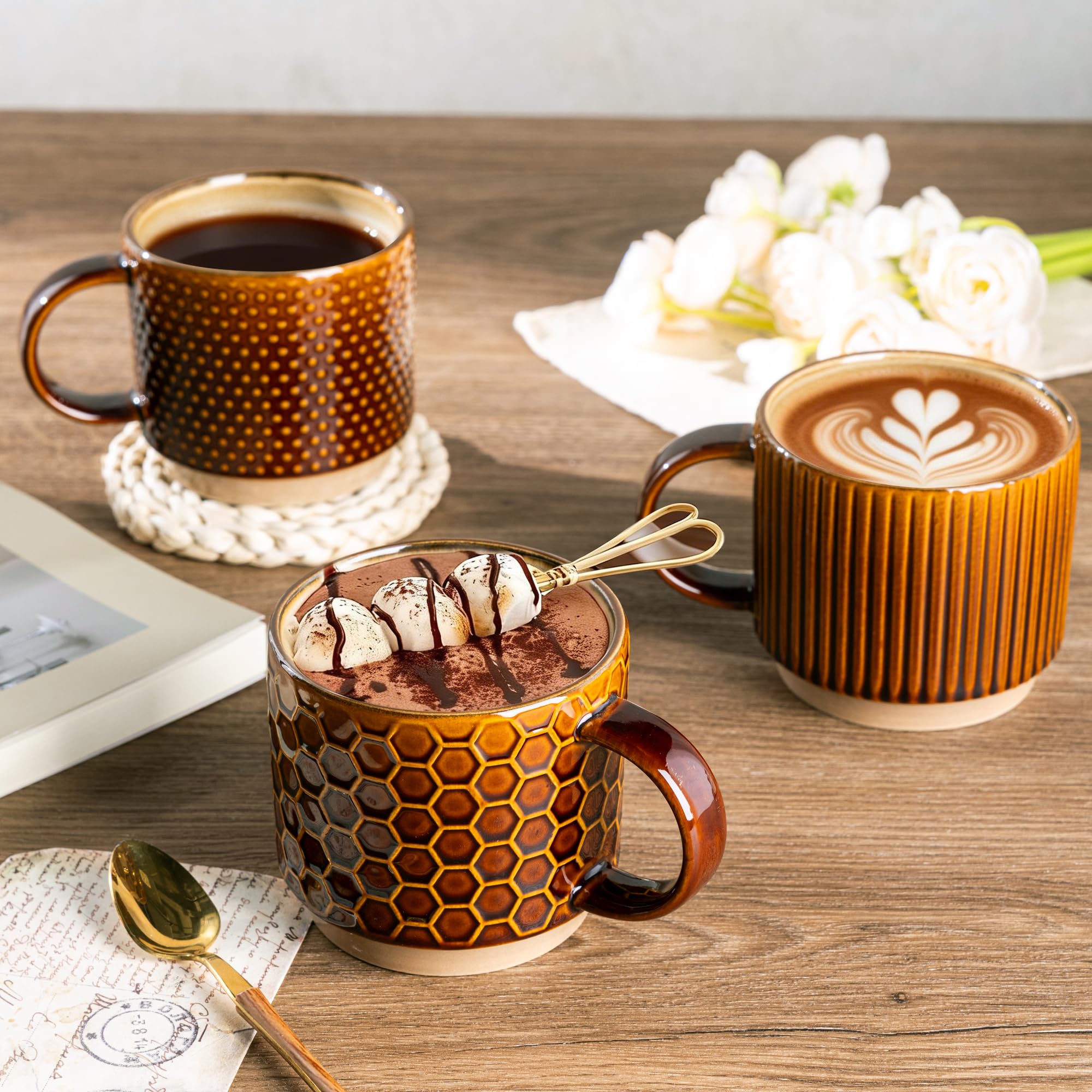 GBhome tasse posée sur table créant une ambiance café conviviale