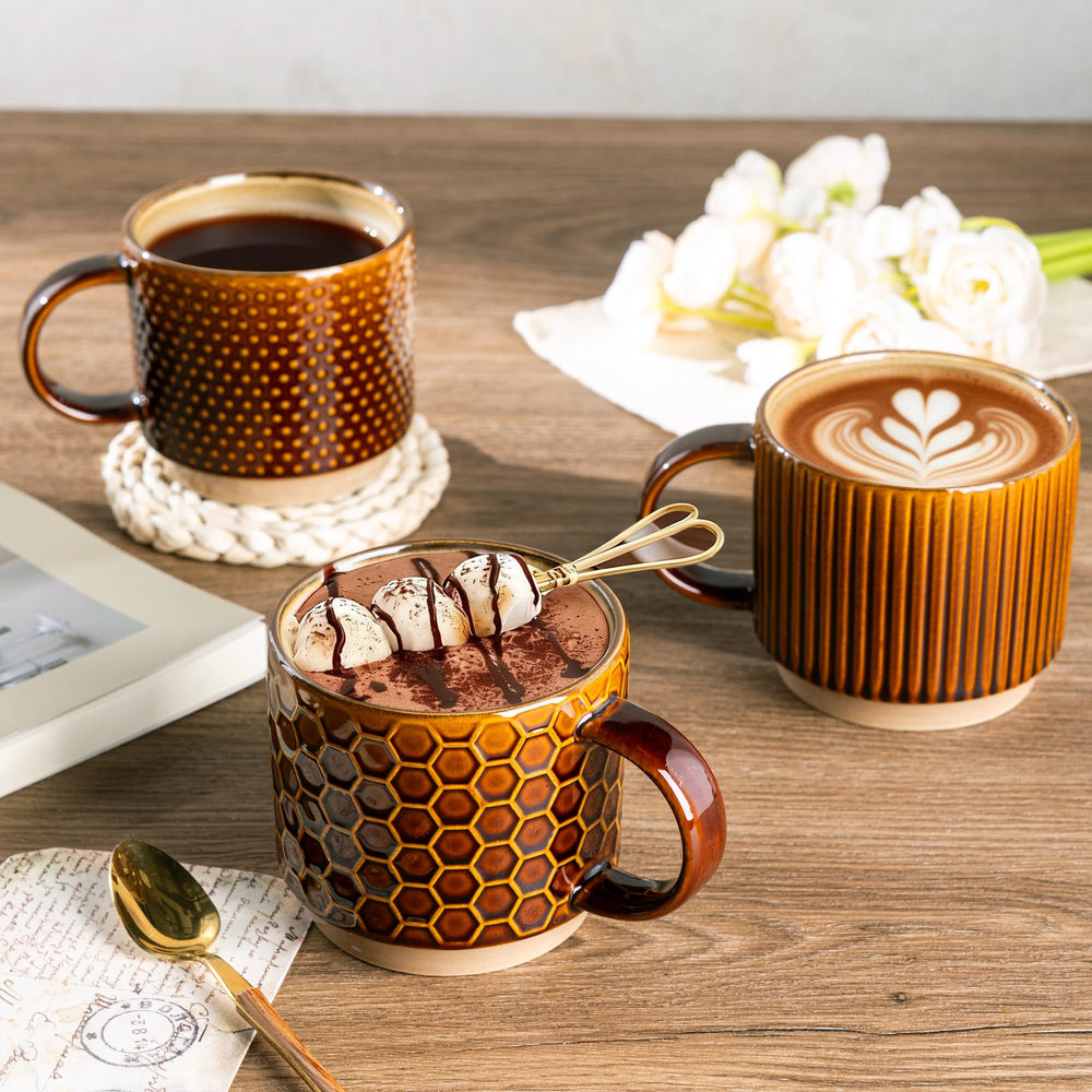 GBhome tasse posée sur table créant une ambiance café conviviale