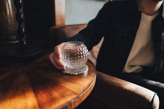 Gemsho Glass comparaison taille main démontrant la capacité pratique de 10 oz