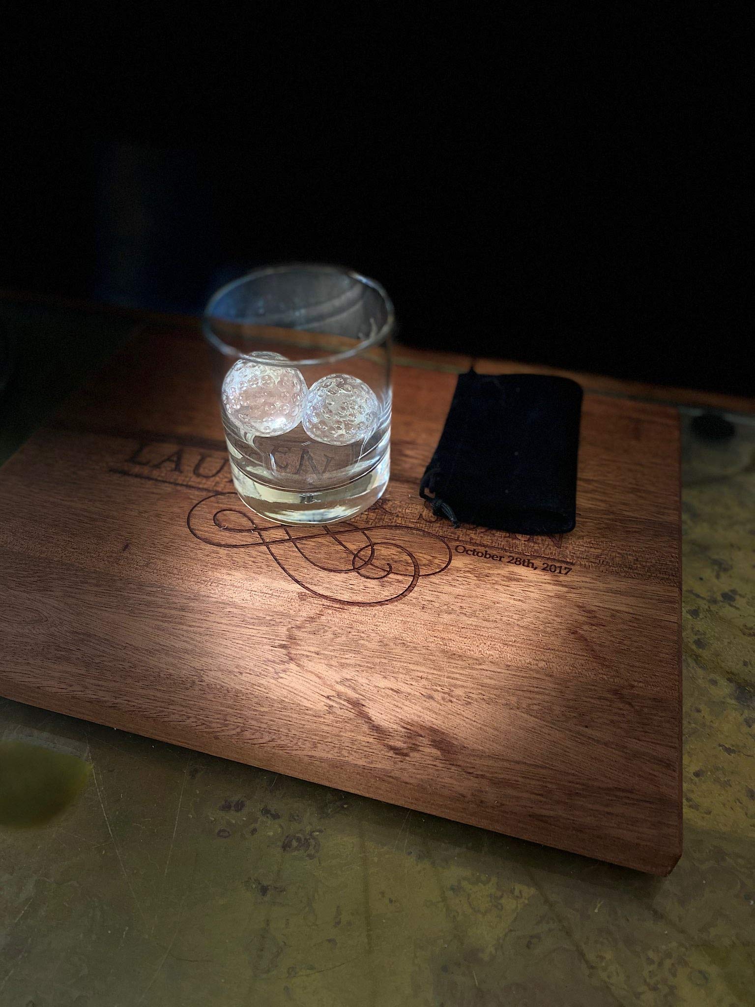 Gemsho Glass dans un verre de whisky, refroidit sans diluer la boisson