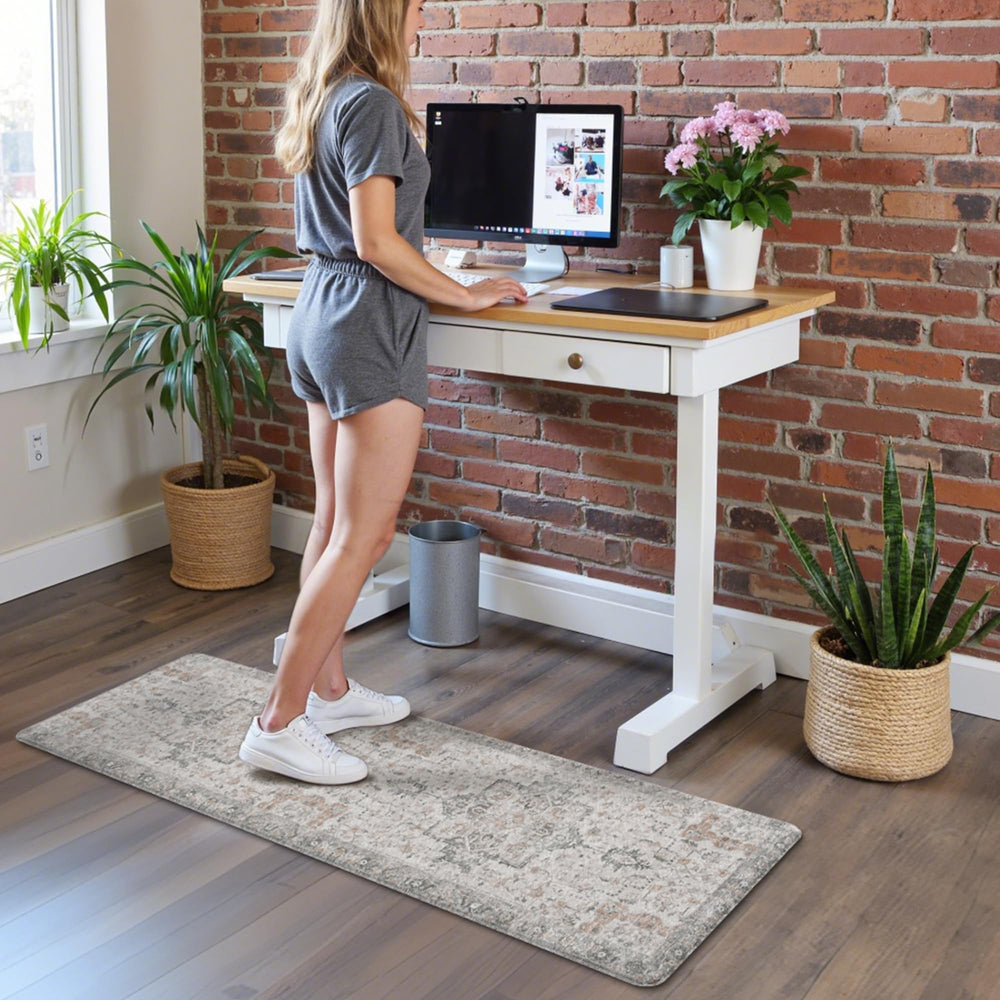 GENIMO tapis à côté d’une chaise pour comparaison d’échelle, dimensions pratiques