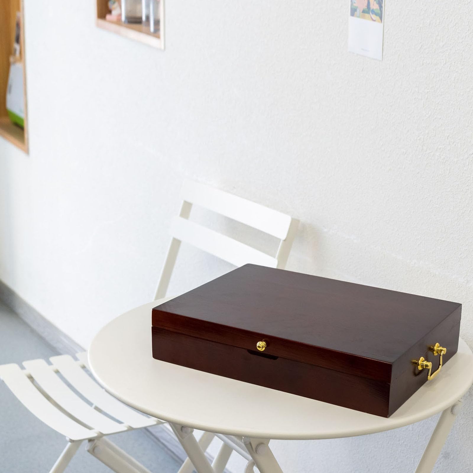 GENRICE coffret posé à côté d’une tasse pour indiquer l’échelle