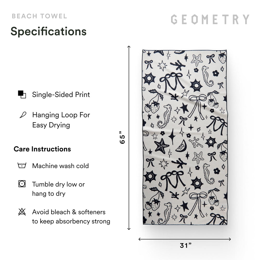 GEOMETRY serviette pliée à côté d’une trousse montrant échelle voyage