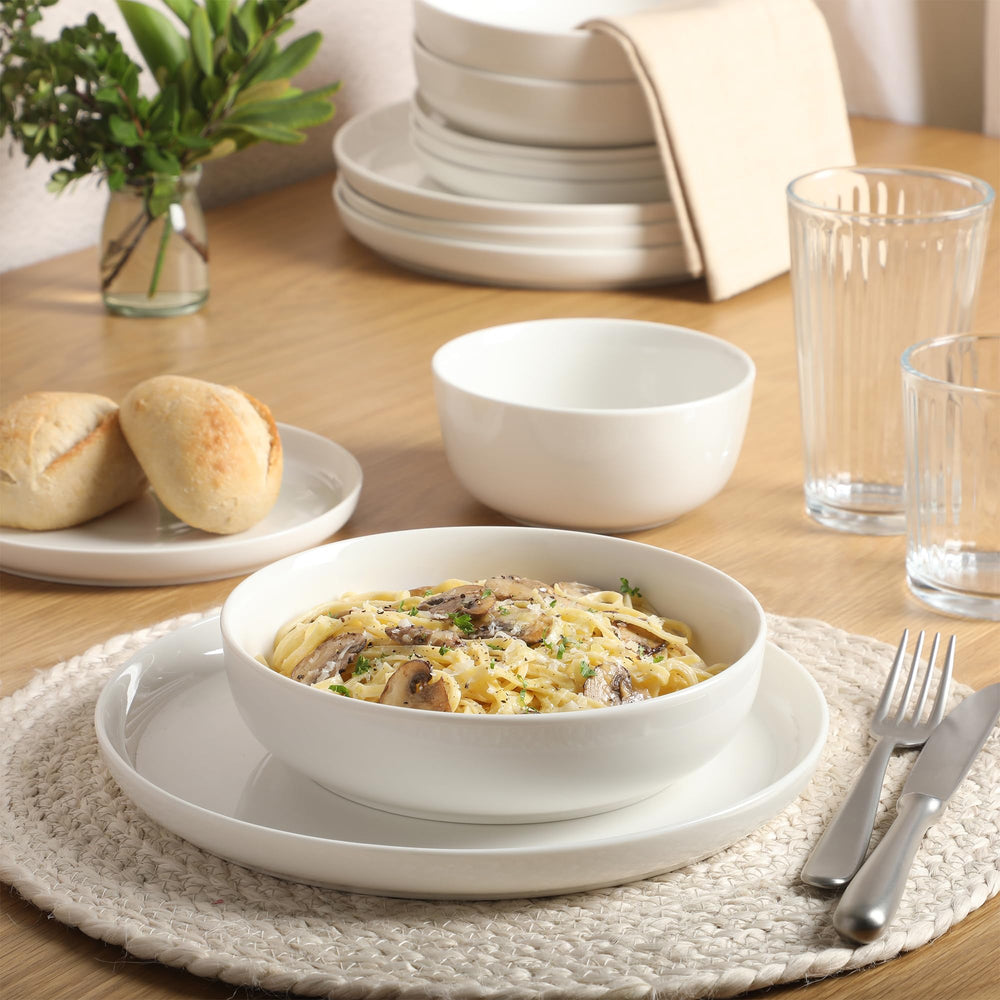 Gibson Home assiette montrée à l'échelle de la main, maniabilité et taille
