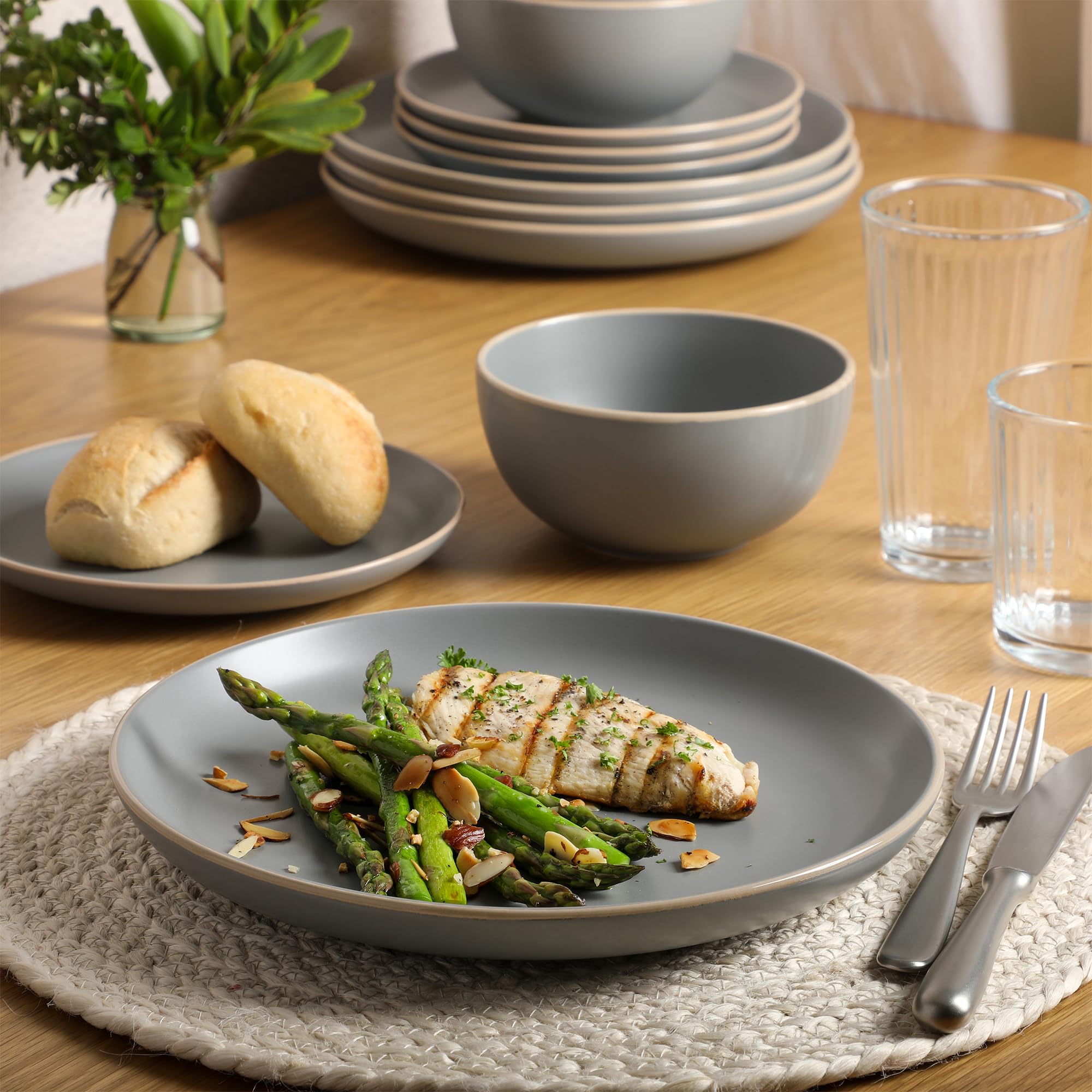 Gibson Home assiette Rockaway tenue en main pour comparaison d'échelle pratique