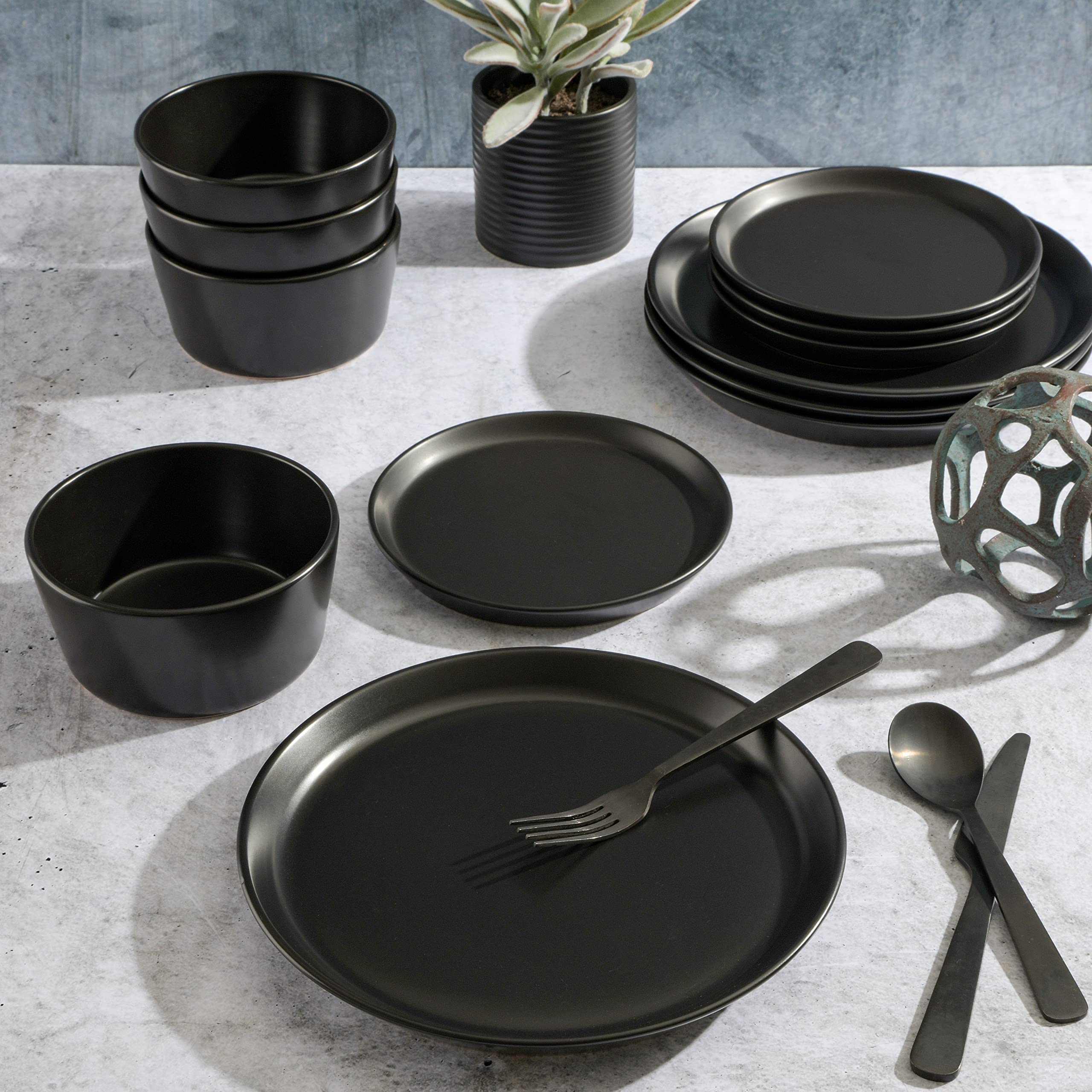 Gibson Home assiette dessert 7,5 pouces montrant la coupe moderne et gain de place