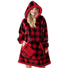 Giggling Getup devant plaid capuche montrant confort instantané