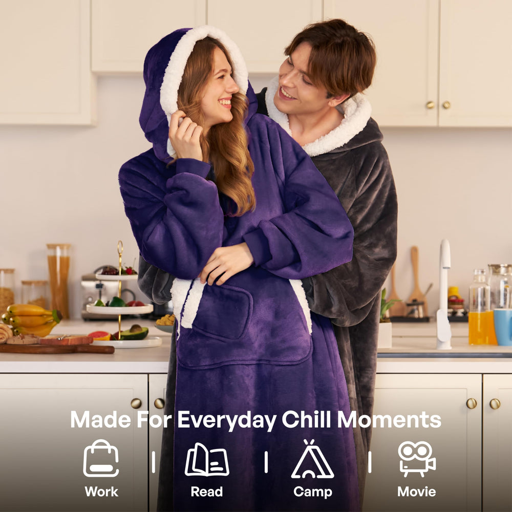 Giggling Getup couple portant le hoodie-plaid dans un salon, relax et cosy
