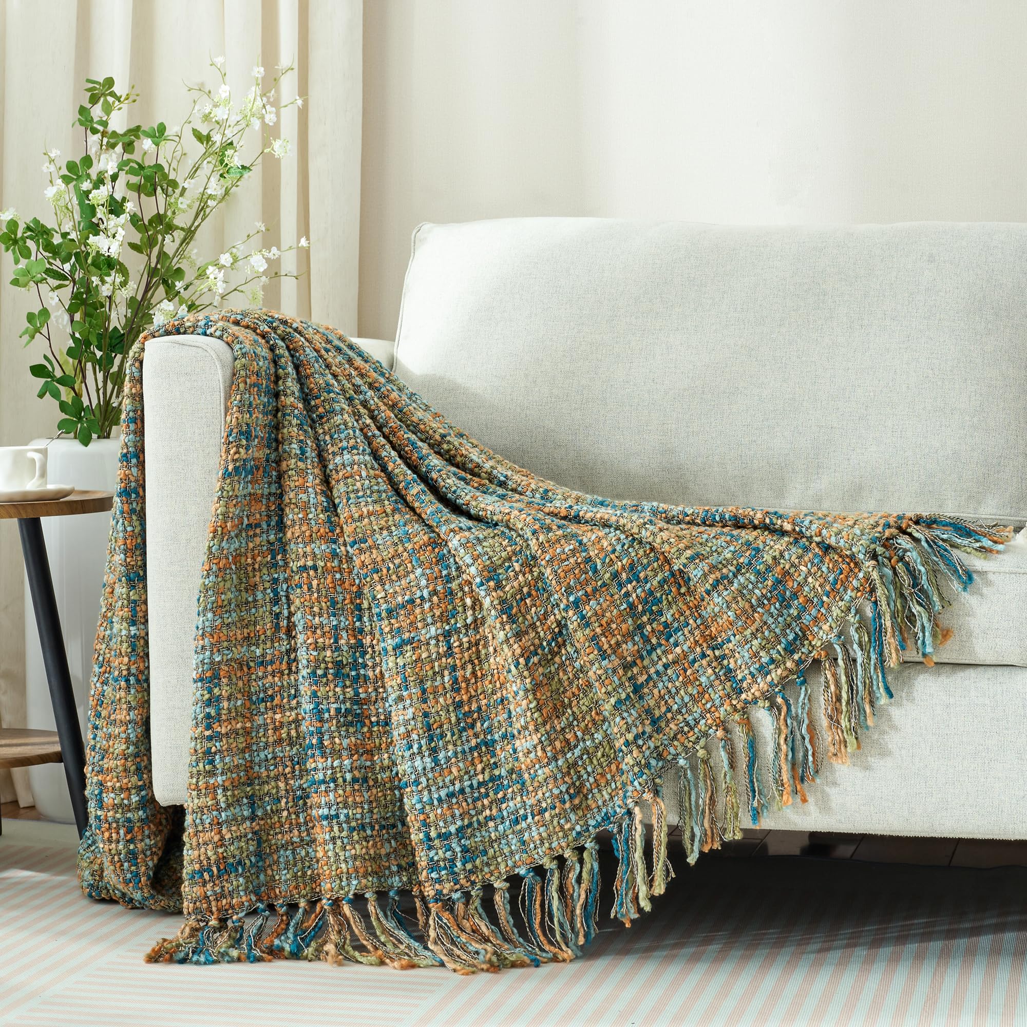 GINAMUSE plaid disposé sur coin de lit ajoutant confort et style