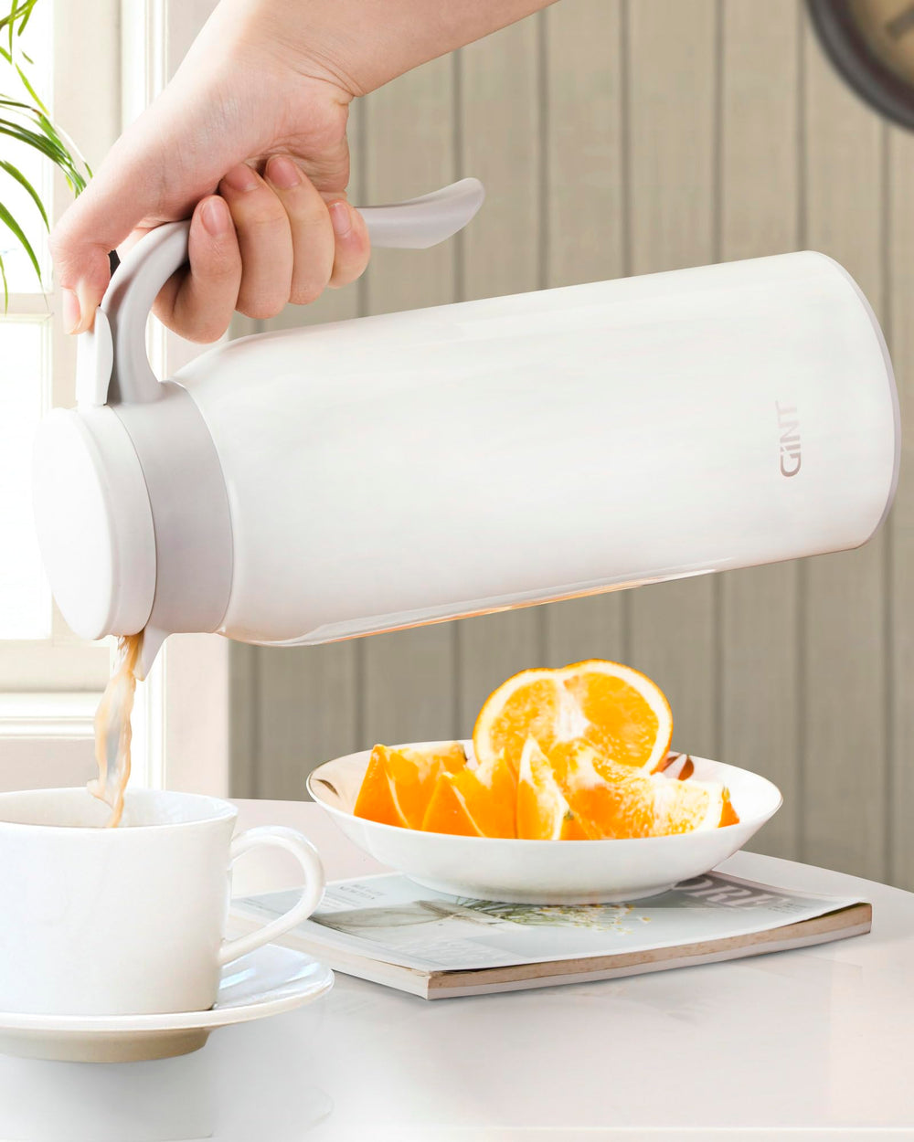 GiNT carafe remplie de glaçons démontrant maintien du froid et polyvalence d'usage